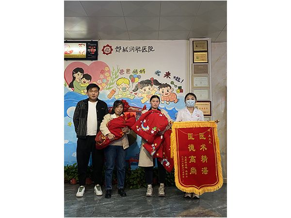 医生与河南范县陈庄镇夫妇合影留念