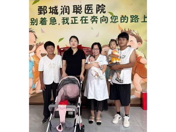 25.7.3郓城双桥车女士与任医生合影