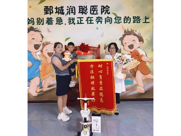 25.7.4鄄城吉山王女士与任医生合影