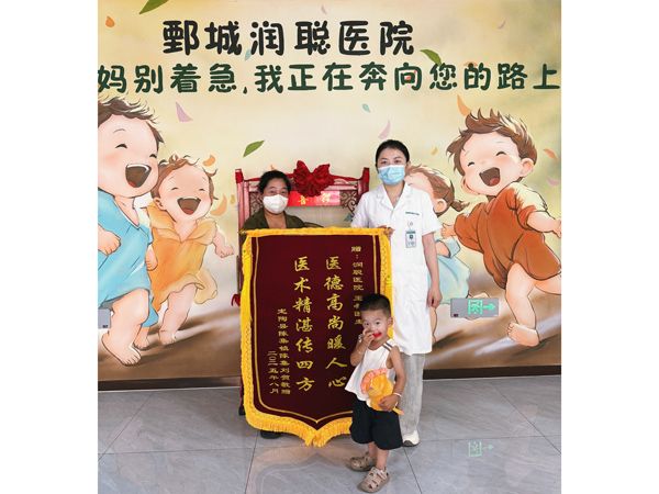 25.8.7定陶刘贺与王医生合影