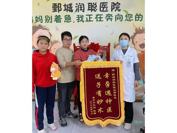 25.9.9刘亚萍郓城县水堡镇与任医生合影