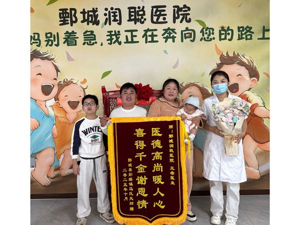 25.10.6鄄城彭楼马金玲乔军荣与王医生合影