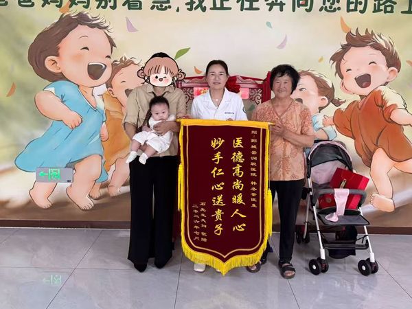 26.7.10鄄城陈女士与韩冬景医师合影留念